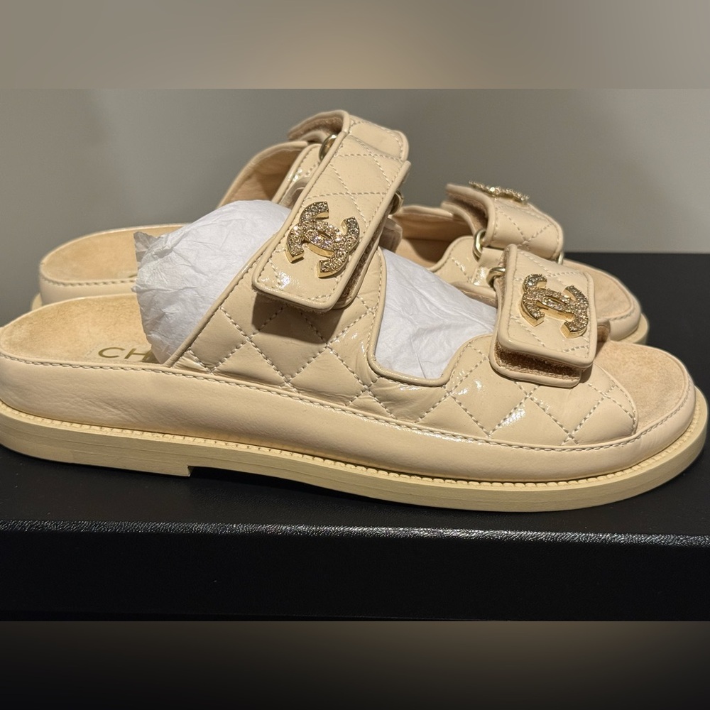 CHANEL Beige Sandals with Gold CC Logo - Picture 5 of 10
